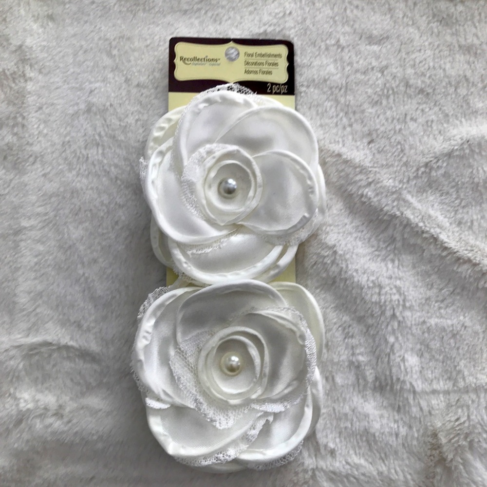 Recollections Scrapbooking Embellishments - 2 White Flowers